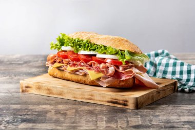 Jambonlu, peynirli, marullu, domatesli, soğanlı, mortadella sosisli sandviç.
