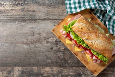 Jambonlu, peynirli, marullu, domatesli, soğanlı, mortadella sosisli sandviç. Boşluğu kopyala