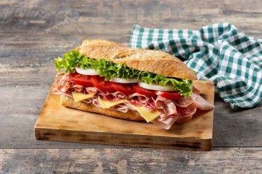 Jambonlu, peynirli, marullu, domatesli, soğanlı, mortadella sosisli sandviç.