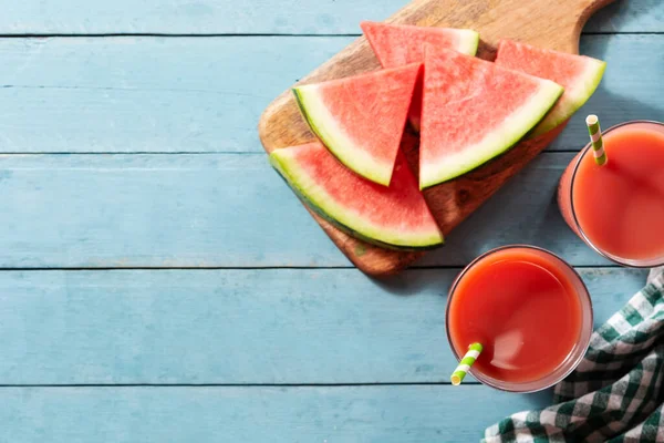 Frisse Watermeloen Sap Blauwe Houten Tafel Bovenaanzicht Kopieerruimte — Stockfoto