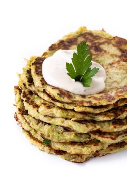 Beyaz arka planda izole edilmiş yoğurt soslu kabak böreği.