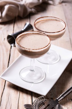 Brandy Alexander kokteyli ahşap masada.