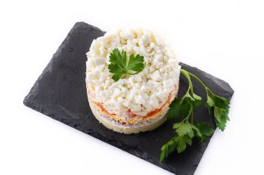 Geleneksel Rus katmanlı salata Mimosa beyaz arka planda izole edildi