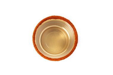 Beyaz arka planda izole edilmiş solucan tuzu olan Mezcal Meksika içeceği. Üst görünüm