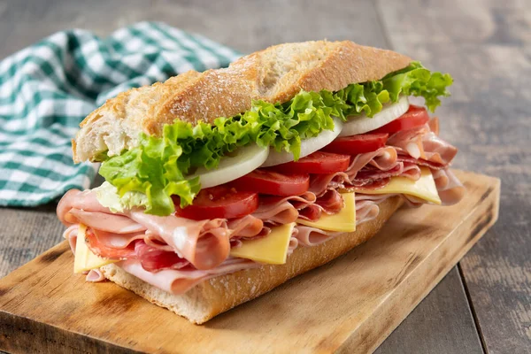 Panino Sottomarino Con Prosciutto Formaggio Lattuga Pomodori Cipolla Mortadella Salsiccia — Foto Stock