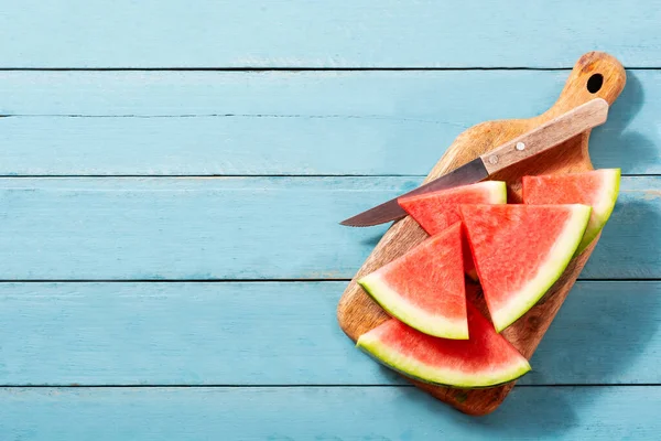 Frisse Watermeloen Plakjes Blauwe Houten Tafel Bovenaanzicht Kopieerruimte — Stockfoto