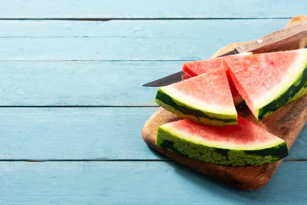 Frisse Watermeloen Plakjes Blauwe Houten Tafel Kopieerruimte — Stockfoto