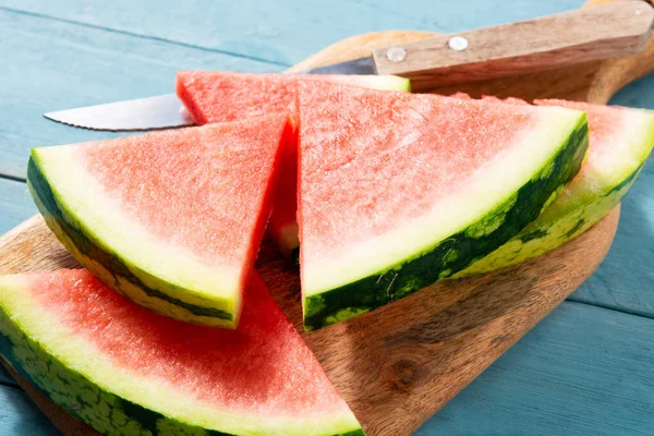 Frisse Watermeloen Plakjes Blauwe Houten Tafel — Stockfoto