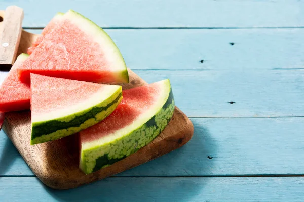 Frisse Watermeloen Plakjes Blauwe Houten Tafel — Stockfoto