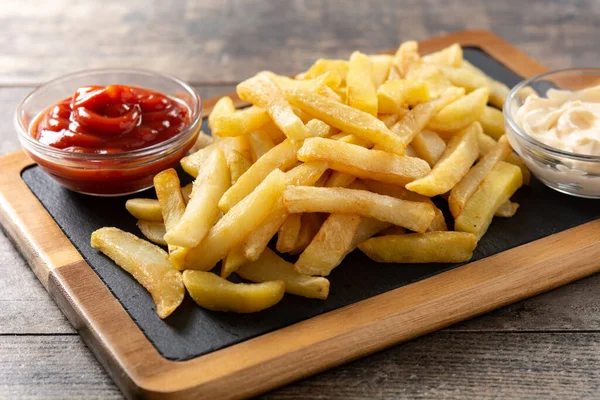 Gebakken Aardappelen Met Ketchup Mayonaise Houten Tafel — Stockfoto