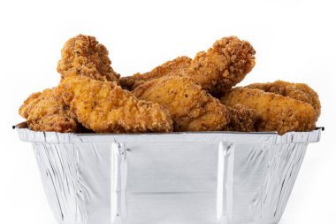 Beyaz arka planda izole edilmiş Kentucky usulü kızarmış tavuk.