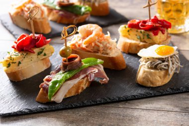 Ahşap masada İspanyol pintxos çeşitleri