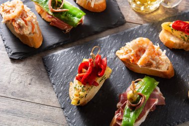 Ahşap masada İspanyol pintxos çeşitleri