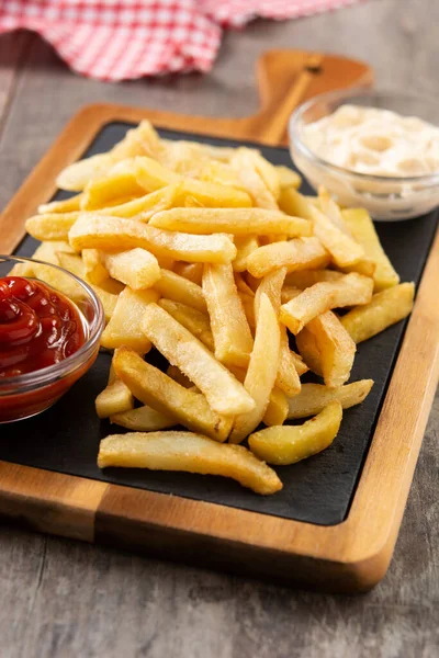 Gebakken Aardappelen Met Ketchup Mayonaise Houten Tafel — Stockfoto