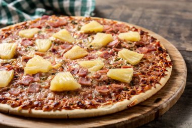 Ananas, jambon ve peynirli Hawaii pizzası.
