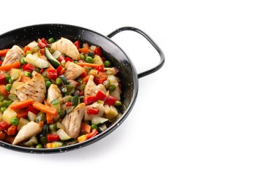 Beyaz arka planda izole edilmiş tavuk ve sebzeler. Boşluğu kopyala