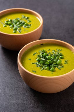 Siyah arkaplanda yeşil bezelye çorbası