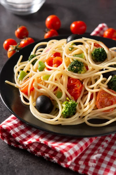 Espaguete Com Legumes Brócolis Tomate Pimentão Sobre Fundo Preto Fechar — Fotografia de Stock