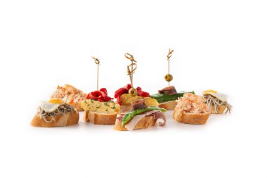 Beyaz arkaplanda izole İspanyol pintxos çeşitleri