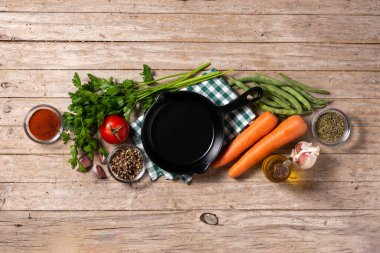 Tahta masada sebze, bitki ve baharat çeşitleri var.