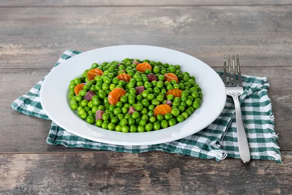 Gröna Ärtor Med Serranoskinka Och Morot Träbord — Stockfoto