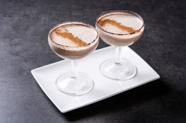 Siyah arka planda klasik Brandy Alexander kokteyli.