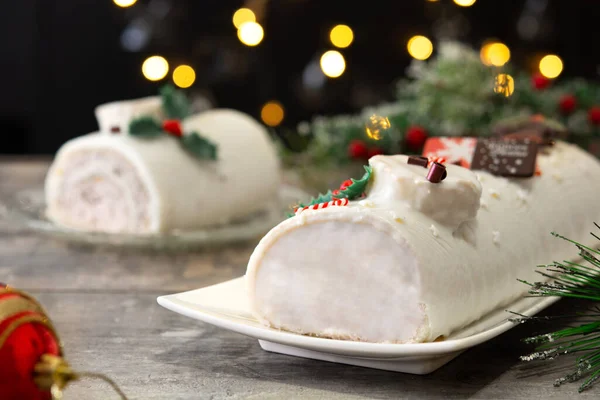 Pastel Registro Yule Chocolate Blanco Con Luces Navidad Mesa Madera —  Fotos de Stock