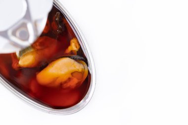 Beyaz arka planda izole edilmiş midye konservesi. Boşluğu kopyala