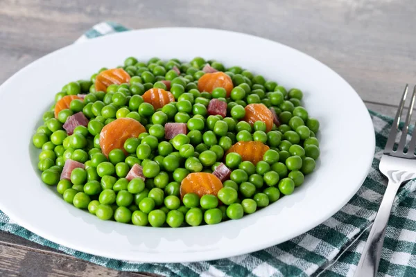 绿色豌豆 木桌上有色拉火腿和胡萝卜 — 图库照片