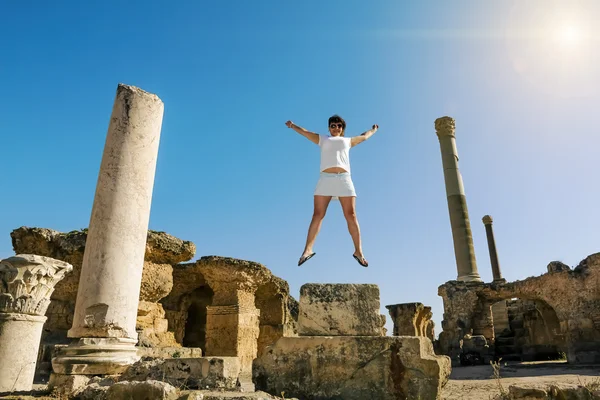Girl in jump amid the ruins of Carthage in Tunisia — Stock Photo, Image