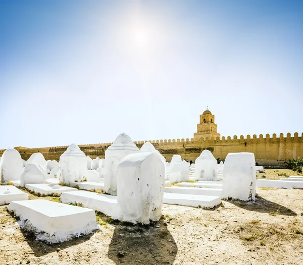 De oude Islamitische begraafplaats tegenover de moskee in kairouan ik — Stockfoto