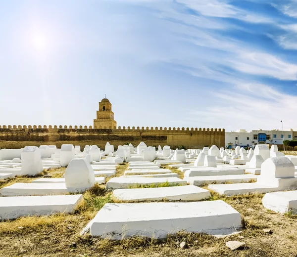 De oude Islamitische begraafplaats tegenover de moskee in kairouan ik — Stockfoto