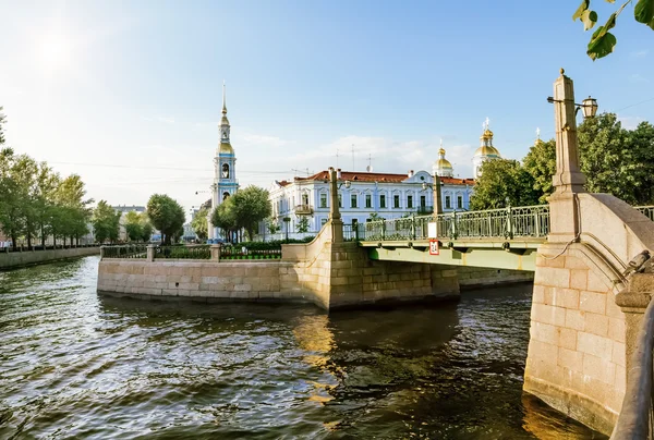 Uitzicht op de st. nicholas kathedraal op het kanaal Mokhovaya in st — Stockfoto