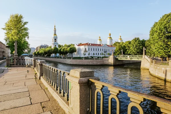 Uitzicht op de st. nicholas kathedraal op het kanaal Mokhovaya in st — Stockfoto