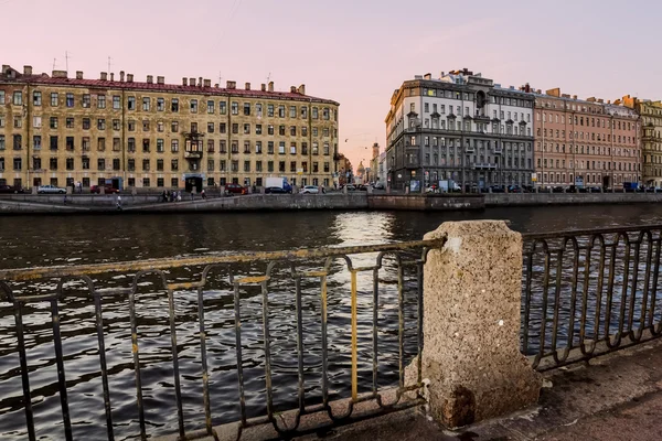 Las casas en el río Fontanka en San Petersburgo al atardecer —  Fotos de Stock