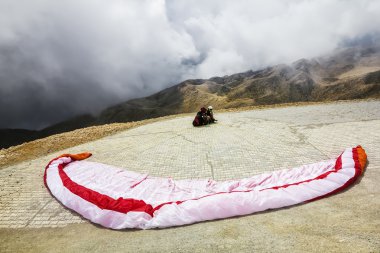 paraşütler tahtalı Dağı, Türkiye, kem uçmaya hazırlanıyor
