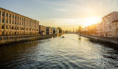 gün batımında St Petersburg fontanka Nehri üzerindeki evler
