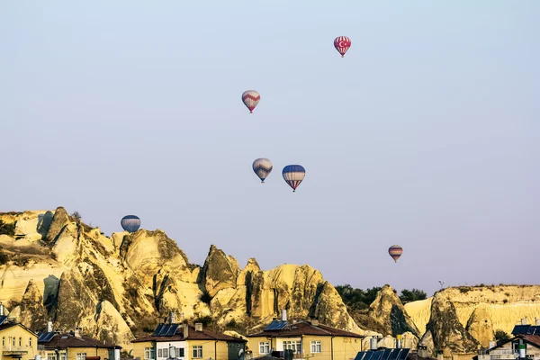 Ballonnen te midden van panaram Cappadocië bij dageraad, Turkije — Stockfoto