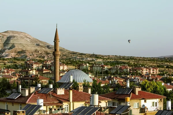 A mesquita em meio aos panoramas na Capadócia, Turquia — Fotografia de Stock