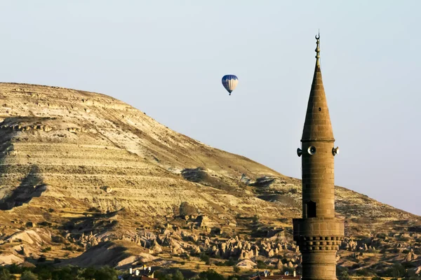 La moschea tra i panorami in Cappadocia, Turchia — Foto Stock