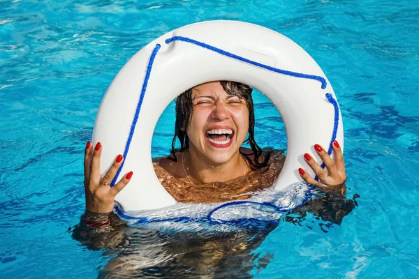 La ragazza con la Lifeline si diverte in piscina — Foto Stock