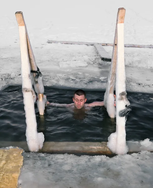 冬の湖の氷の穴にダイビング男 — ストック写真