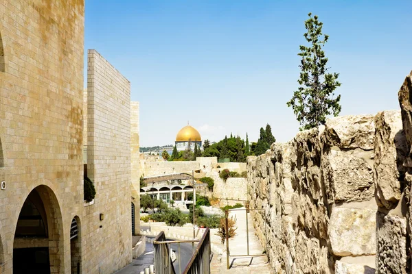 Blick von den Wänden der alten jerusalem Dächer und Kuppel des Felsens — Stockfoto