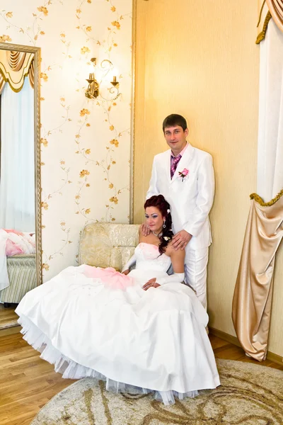 Traje de casamento da noiva e do noivo estão posando para a câmera — Fotografia de Stock