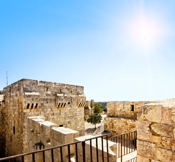 Vista dalle mura dell'antica Gerusalemme alla Porta di Giaffa in mezzo ai cieli soleggiati — Foto Stock