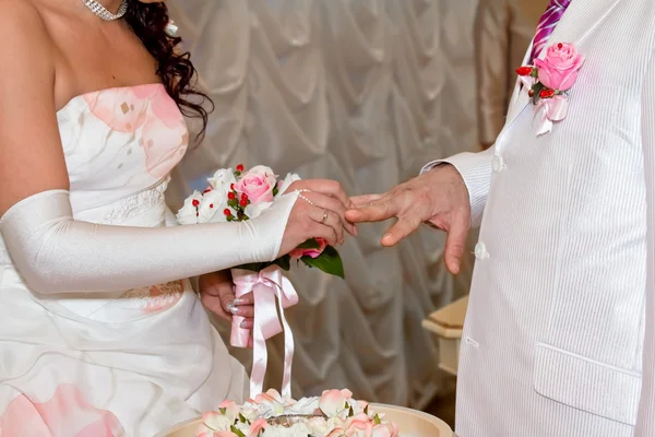 La novia y el novio se visten unos a otros anillos — Foto de Stock