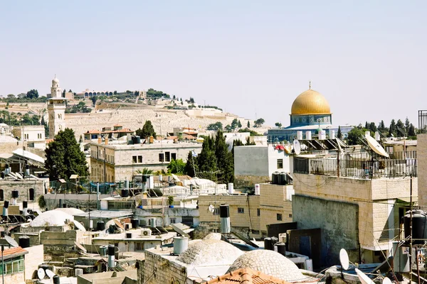 Eski Kudüs çatının duvarları ve kaya kubbe görüntüleyin — Stok fotoğraf