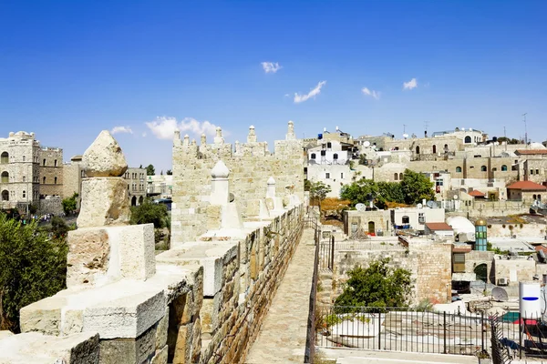 Vista desde las murallas de la antigua Puerta de Damasco de Jerusalén y techos de casas — Foto de Stock