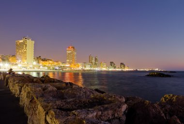 tel aviv promenade, gece aydınlatma ile