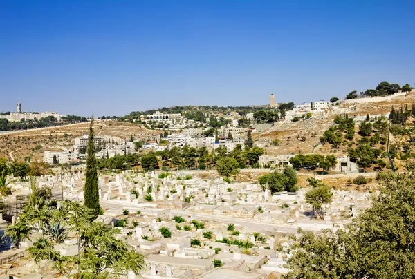 Starověké muslimský hřbitov nedaleko staré jeruzalémské hradby — Stock fotografie